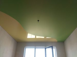 Натяжной потолок со спайкой