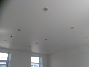 Белый матовый потолок с точечными светильниками